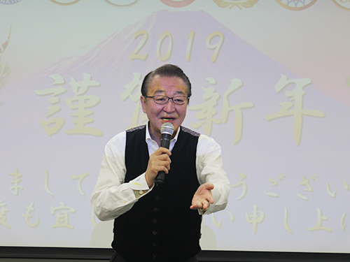 挨拶する新川紗敏会長